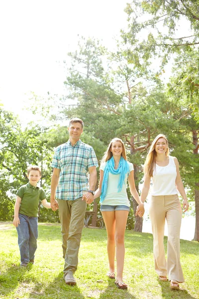 Kävelin Puiston Läpi Onnellinen Nuori Perhe Kävelee Puistossa Yhdessä Kesäpäivänä — kuvapankkivalokuva