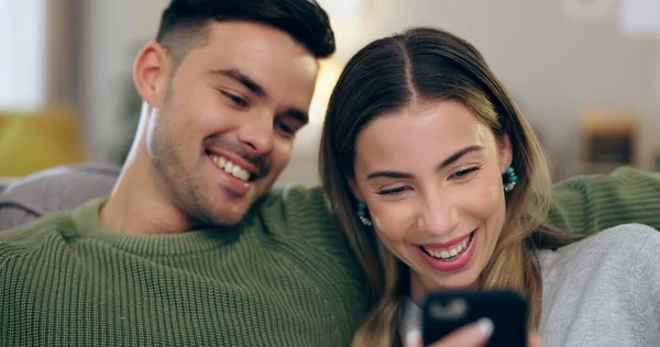 电话和夫妻在沙发上为社交媒体 互联网和阅读有趣的网站一起 约会时 男人和女人在智能手机上笑着找迷因 谈情说爱 在客厅里放松 谈恋爱 — 图库照片