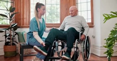 Fizyoterapist, yaşlı adam ve bacak tekerlekli sandalye, huzurevinde ağrı ve sağlık danışmanlığı. Klinikte yaşlı hasta, hemşire ya da engelli kişi, rehabilitasyon ve iyileşme.