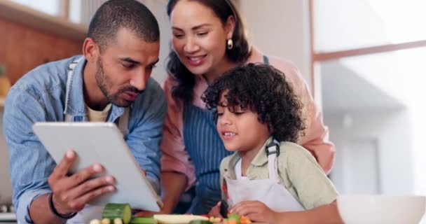 Hogar Cocina Familia Con Una Tableta Aplicación Digital Conversación Con — Vídeos de Stock