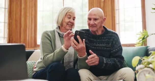 Telefon Wyszukiwanie Szczęśliwa Para Seniorów Kanapie Mediami Społecznościowymi Czat Lub — Wideo stockowe