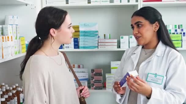 Hilfreicher Apotheker Der Patienten Der Klinik Apotheke Medikamente Erklärt Vertrauenswürdiges — Stockvideo