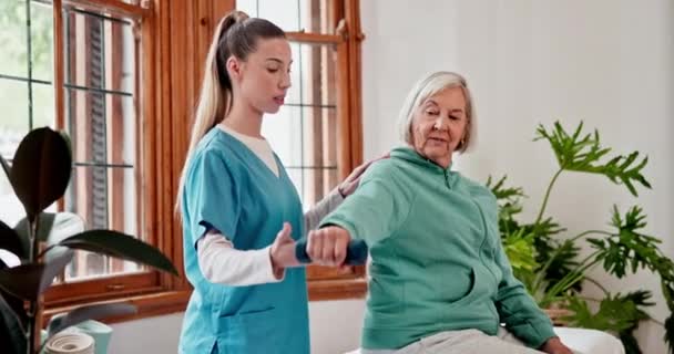 Physiotherapie Krankenschwester Und Seniorin Mit Hantel Stretching Und Gesundheitswesen Mit — Stockvideo