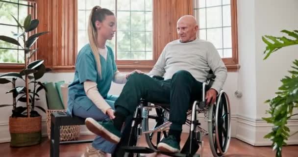 Physiotherapeut Altenpfleger Und Rollstuhlfahrer Für Beine Schmerzen Und Gesundheitsberatung Pflegeheim — Stockvideo