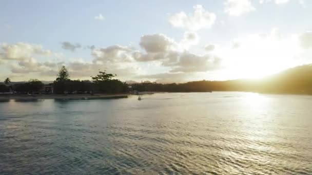 Drone Barco Lago Agua Amanecer Playa Mar Cielo Nublado Destino — Vídeos de Stock