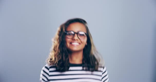 Geluk Dansen Studiovrouw Opgewonden Glimlachen Plezier Hebben Wellness Indiase Student — Stockvideo