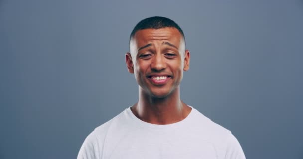 Siyahi Bir Adam Başarı Destek Stüdyoda Gülümseyen Emoji Için Kazanma — Stok video
