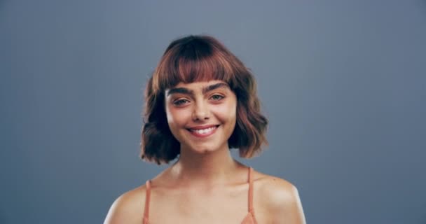Gândiți Fericiți Față Femeie Pentru Flirtează Fundal Gri Pentru Dragoste — Videoclip de stoc