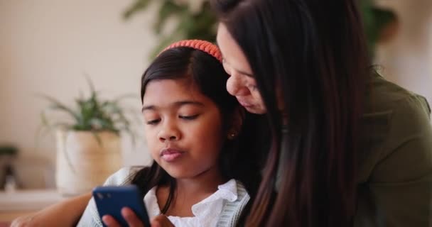 Mãe Criança Celular Ler Falando Casa Online Entretenimento Aprendizagem Transmissão — Vídeo de Stock
