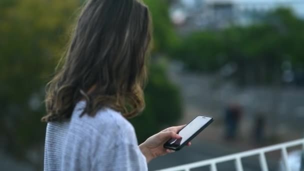 Ciudad Mujer Smartphone Con Redes Sociales Mecanografía Conexión Con Usuario — Vídeos de Stock