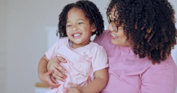 Family Love Mother Tickling Her Daughter Bedroom Home Together Bonding — Stock Video