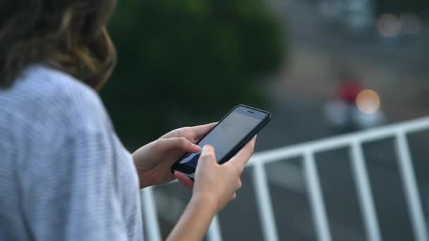 Outdoor Frau Und Smartphone Mit Sozialen Medien Tippen Und Verbindung — Stockvideo