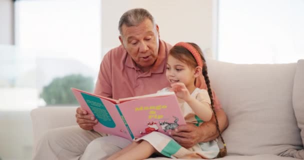 Happy Buku Dan Kakek Membaca Dengan Anak Sofa Ruang Tamu — Stok Video