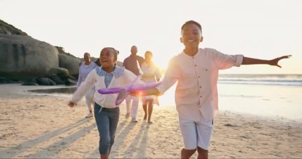 Kinder Spielzeugflugzeug Und Freiheit Strand Mit Glücklich Für Den Sommerurlaub — Stockvideo