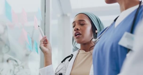 Toplantılar Sağlık Hizmetleri Bir Doktorla Işbirliği Siyahi Bir Kadın Ekibini — Stok video