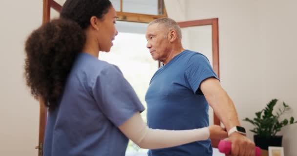 Fisioterapeuta Ayuda Anciano Haciendo Ejercicio Brazo Mancuerna Evaluación Muscular Rehabilitación — Vídeos de Stock