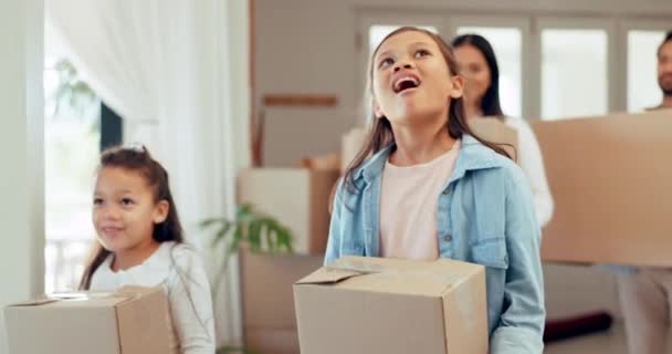 新しい家で子供や家族と財産 取引の幸せへの投資 アパート ガールと親と一緒に興奮し 住宅ローンのためのワウとダンボールを運んでいる — ストック動画