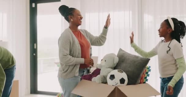成功した不動産の黒人家族としてパッキング用の箱を持つ新しい家で5人 母親または幸せな子供 ドリームハウス 興奮または誇りを持っているアフリカの少女 移転の目標を祝うためにママ — ストック動画