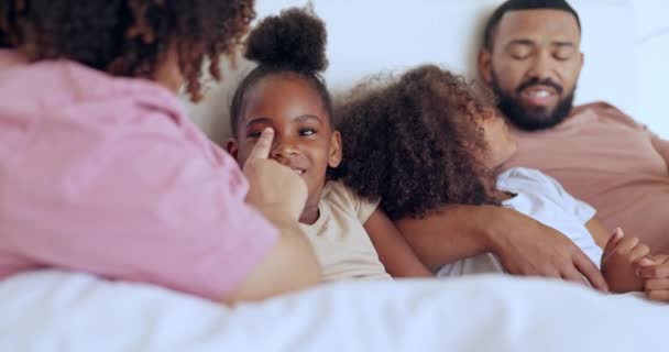 Rodiče Děti Nebo Dotýkat Nosu Posteli Komunikaci Smích Nebo Klid — Stock video