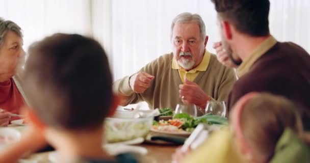 ランチ 祖父は 栄養の食事のためにダイニングテーブルで食事をする ランチ ブレックファースト 夕食のための彼の近代的な家で夕食を楽しんで話す お腹が空いた 上級男性 — ストック動画