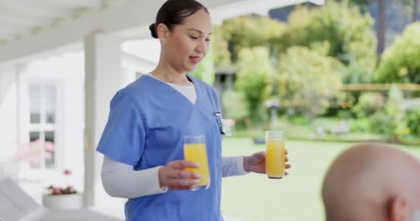 Mujer Enfermera Jugo Del Desayuno Ancianos Cuidan Comida Merienda Bebida — Vídeos de Stock