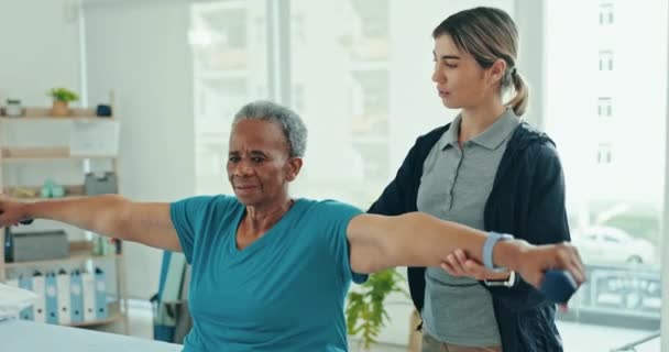 哑铃和老年妇女做手臂运动 解剖学治疗或康复训练 物理治疗师 进展评估测试或支持老年患者进行联合锻炼 — 图库视频影像