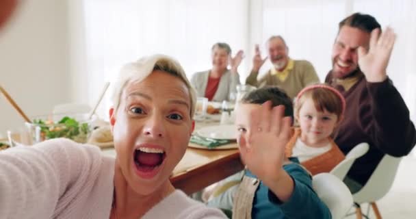 Selfie Aile Çocuklarla Akşam Yemeği Ebeveynler Büyük Ebeveynler Birlikte Eğlenerek — Stok video