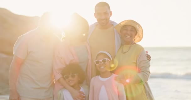 Бабусі Дідусі Батьки Діти Пляжі Посмішкою Сонячним Світлом Лінзою Спалахують — стокове відео