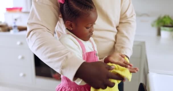 Mädchen Kinder Und Eltern Reinigen Hände Hygiene Und Stoffe Mit — Stockvideo