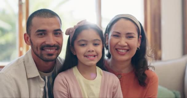 Αγάπη Γονείς Κόρη Στον Καναπέ Χαμόγελο Δέσιμο Και Χαλάρωση Στο — Αρχείο Βίντεο