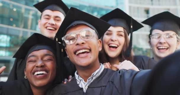 Selfie Mezuniyet Öğrencilerle Eğlenceli Başarı Üniversitede Mizah Ifade Bilgi Ile — Stok video