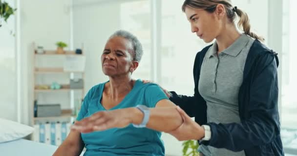 理学療法 リハビリテーションまたは腕の運動 整形外科のトレーニングまたは癒しの関節の痛みをする上級女性 臨床患者または理学療法士テスト 肩の移動性 進歩または評価 — ストック動画