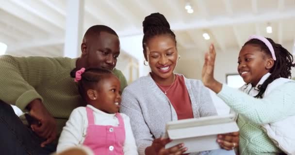 Çak Bir Beşlik Tablet Ebeveynler Çocuklarıyla Birlikte Oturma Odasında Oynuyorlar — Stok video
