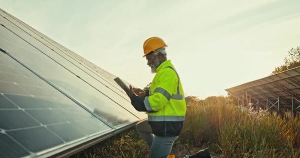 Man Zonnepaneelboerderij Voor Inspectie Schone Energie Onderhoud Van Buitenelektriciteit Duurzaamheid — Stockvideo