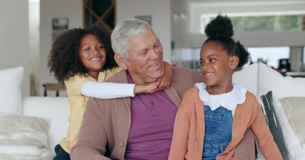 Büyükbaba Çocuklar Kanepede Yüzle Kucaklaşmak Gülümsemek Evde Özenle Aşk Yapmak — Stok video