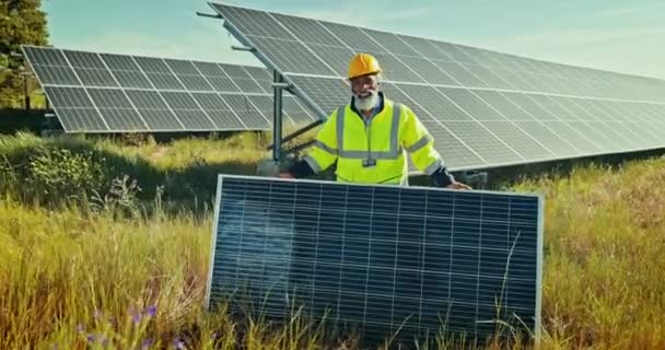 Engineering Man Glimlach Met Zonnepanelen Buiten Voor Hernieuwbare Energie Onderhoud — Stockvideo