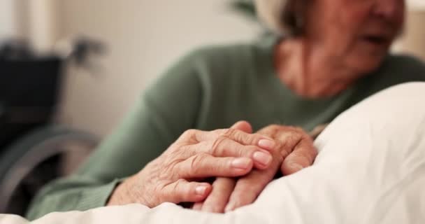 Senior Paar Und Hand Für Komfort Nahaufnahme Für Berührung Unterstützung — Stockvideo