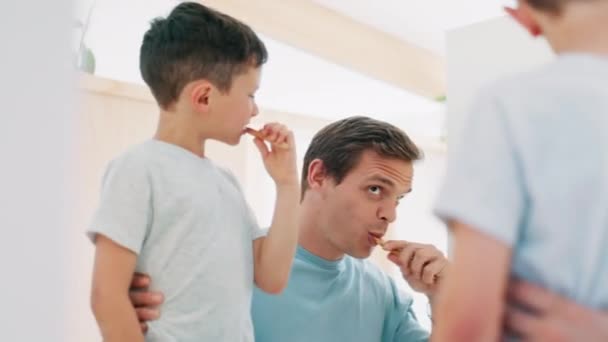 Kamar Mandi Ayah Dan Anak Menggosok Gigi Pagi Hari Dengan — Stok Video