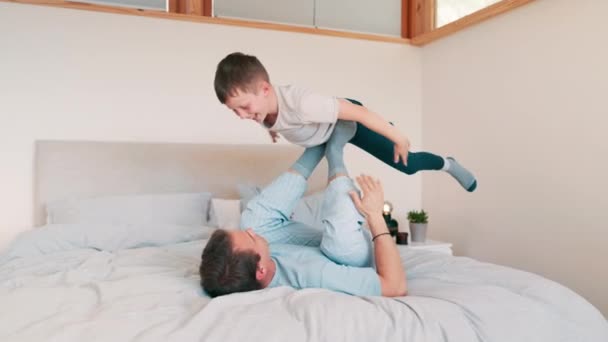 Yatak Uçak Oğlu Olan Baba Rahatla Enerjiyle Mutlu Oyna Neşelen — Stok video