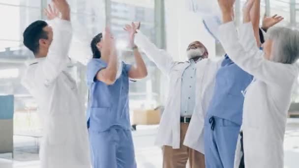 Ganar Chocar Los Cinco Aplausos Médicos Enfermeras Con Lanzamiento Papel — Vídeos de Stock