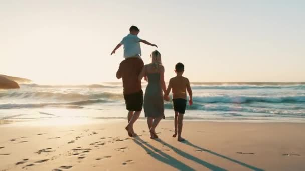 Puesta Sol Playa Niños Padres Caminando Tomados Mano Viajando Isla — Vídeos de Stock