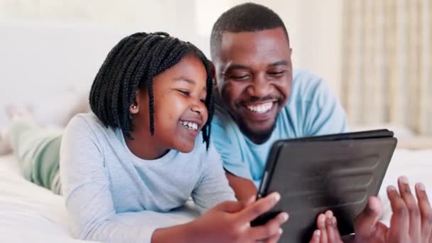 Tato Dziecko Tablet Sypialni Oglądanie Przewijanie Łóżku Technologia Śmiech Szczęście — Wideo stockowe
