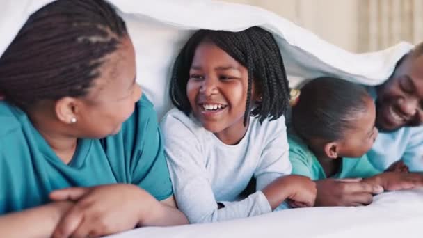 会说话的孩子或快乐的孩子在卧室里笑着 带着微笑或爱心在家里寻求支持或照顾 与黑人家庭的母亲 和平或父亲在一起的非洲儿童兄弟姐妹 放松或幽默 — 图库视频影像
