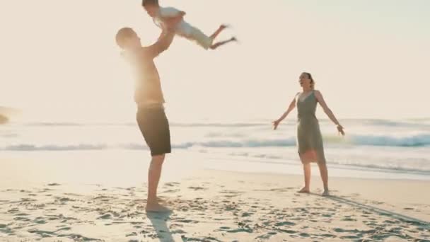 Spiaggia Famiglia Felice Padre Che Solleva Bambino Aria Cielo Vacanza — Video Stock
