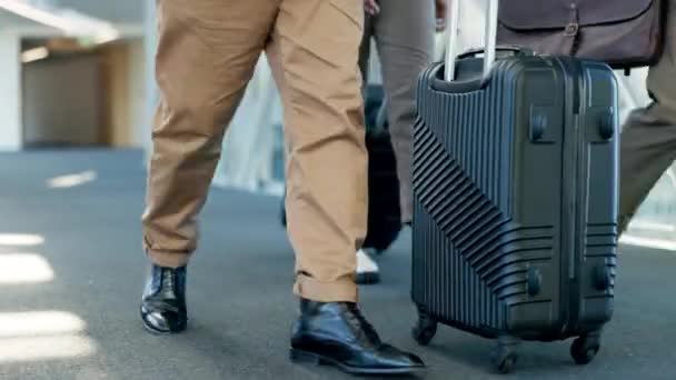 Zakenmensen Koffer Voeten Lopen Van Het Personeel Luchthaven Voor Reizen — Stockvideo