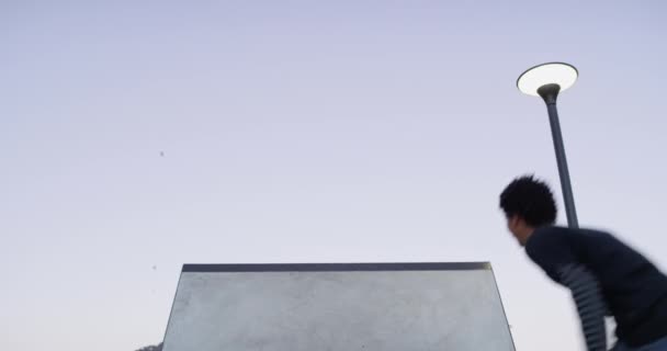 Человек Скейтборд Открытый Рампе Балансом Тренировки Тренировки Трюка Экстремальных Видах — стоковое видео