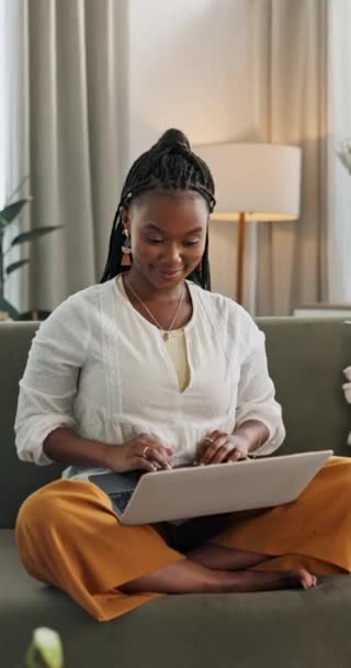 インターネット 接続またはウェブサイトの情報と黒人女性 笑顔と電子メールで入力 ノートパソコン タイピング コピーライティング またはアイデアや家庭でオンラインで読書するライター アフリカの人や起業家 — ストック動画