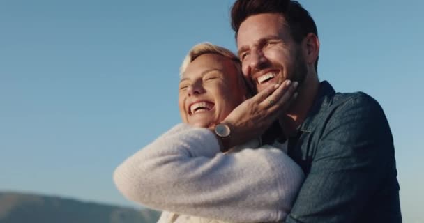 Αγάπη Χαμόγελο Ευτυχισμένο Ζευγάρι Αγκαλιά Στην Παραλία Για Χαλαρώσετε Στις — Αρχείο Βίντεο