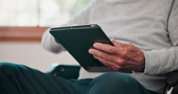 Senior Hände Und Mann Mit Tablet Internet Für Soziale Medien — Stockvideo