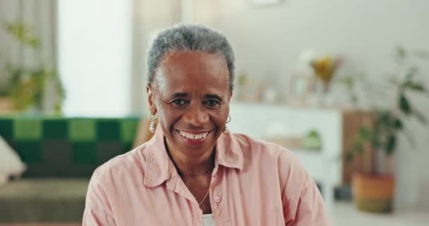 ハッピー そして高齢の黒人女性の顔は 家の中で陽気で 喜びと笑顔で家にいます ソファー リビングルーム 高齢者の肖像画 朝のリラックスと幸せ — ストック動画
